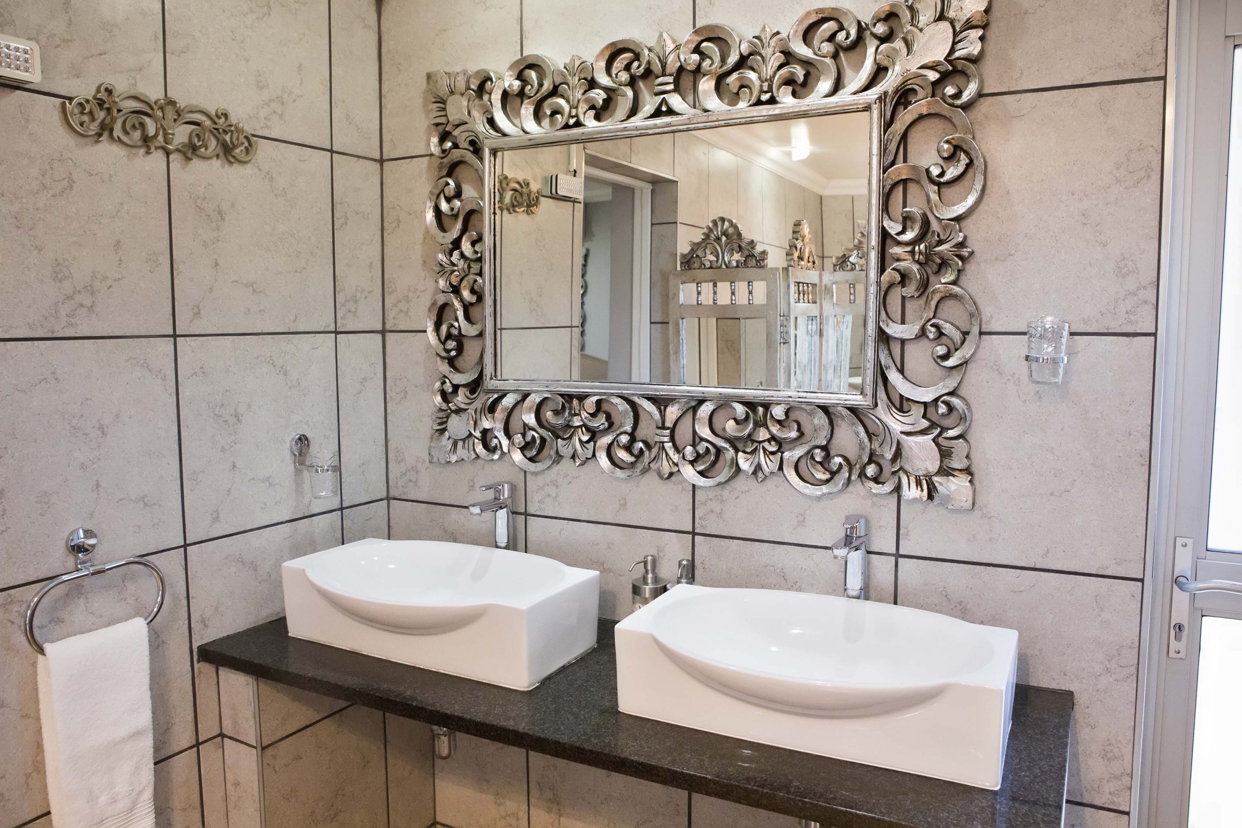Modern en-suite bathroom