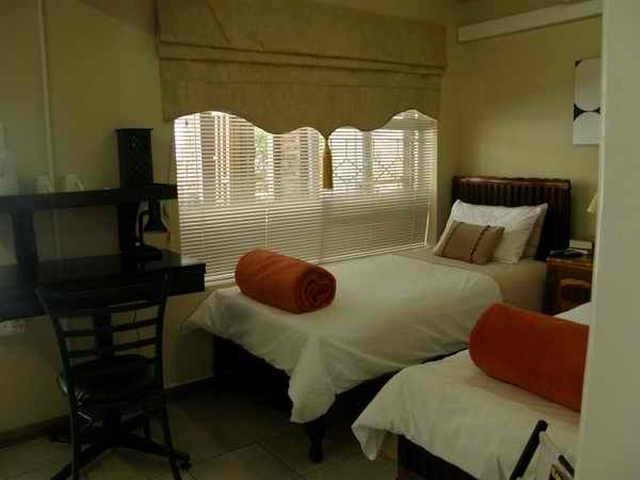 Twin guest room